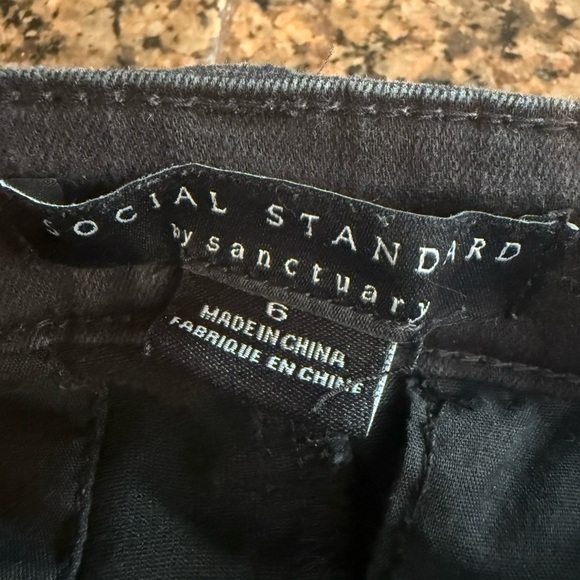 Sanctuary Black Skinny Leg Pants with zipper Accent - Picture 4 of 6